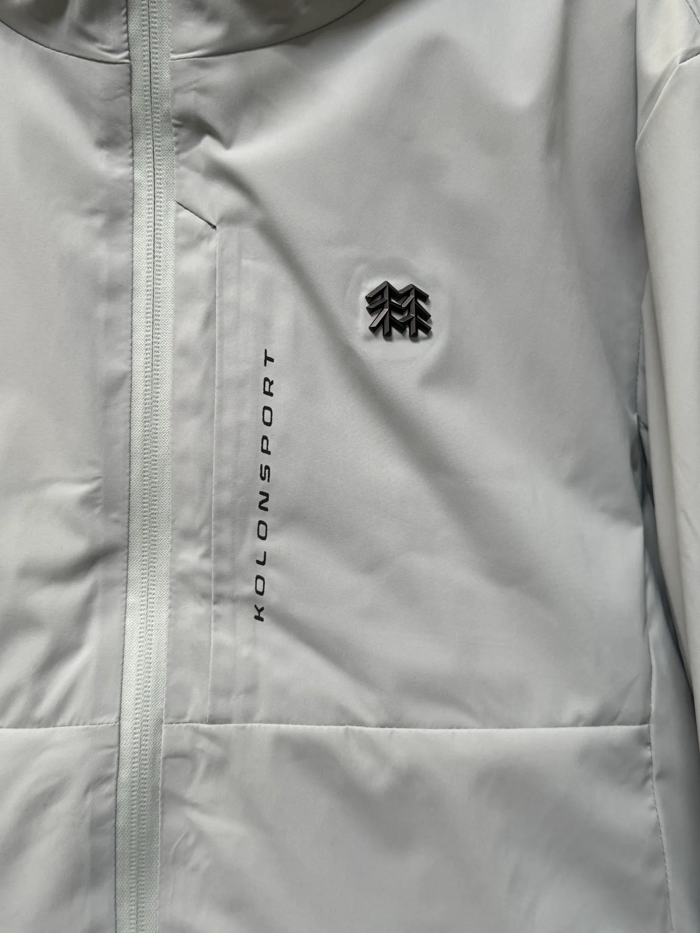 [Premium Replica] KOLON/KOLON S ORT HIKING 26fw Men's and Women's Waterproof and Windproof Outdoor Jacket Down Jacket KOLON/KOLON S ORT HIKING 26fw Men's and Women's Waterproof and Windproof Outdoor Jacket Down Jacket 90% Goose Down Content Fill Level Direct Temperature Locking The wardrobes of boys and girls really lack a down jacket that is not bloated, not exaggerated, and can be worn for both business and leisure! ▫️Stand-collar hooded design, neat and clean, looks good with shirts, sweaters, and T-shirts, formal to work, casual in daily life ▫️Durable waterproof and windproof surface fabric, fine water-repellent fabric, not afraid of getting wet in light rain, not easy to get dusty and wrinkled ▫️High-quality goose down filling, hot-pressed velvet filling process, almost no velvet worry; slightly loose fit, not tight or bulging ▫️The details are all minimalist: the main zipper is fully taped, the chest has a hidden zipper pocket + the side seam invisible pocket is safe for keys and mobile phones; the cuffs have adjustable buckles to firmly block the cold wind; the small "two trees" embroidered logo is very low-key, unobtrusive and textured. The whole piece is high-end and durable, with no unnecessary decoration. Whether you are driving, traveling on business, or traveling on weekends, you can get it all in one, the same style for men and women. Color: Secret Gray Size: m/l/xl/2xl/3xl